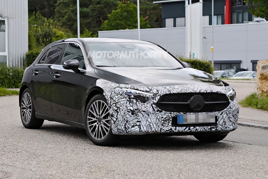 奔馳，2022年A級兩廂車改款上市，增加插混車型