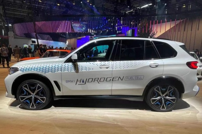 寶馬這次又超車了？首款氫能源動(dòng)力車型亮相！