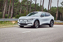 五十步笑百步？福特因車頂脫落風險召回Mach-E，曾嘲笑特斯拉