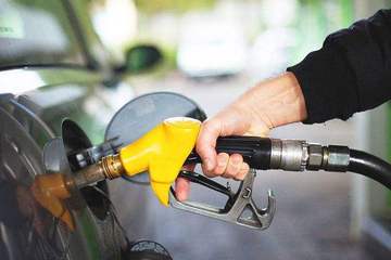 油价连续上涨，有车一族“堵不起”，真的都要投向电动车吗？
