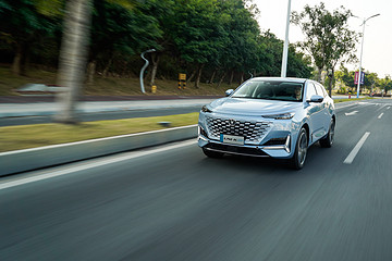 油价狂涨，该考虑换电车了？不如看看这两款3月上市的新能源车型