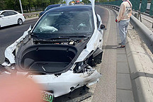 自動(dòng)加速+剎車失靈，特斯拉追尾坦克300連撞四車，車主操作失誤？