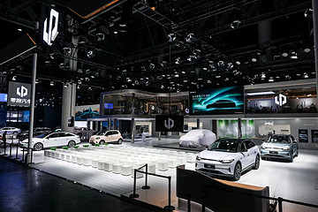 甩掉哪吒、威马，与保时捷同日上市，新“卷王”零跑汽车上位之路