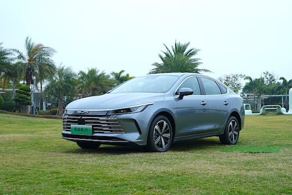 比亚迪驱逐舰05内饰曝光 10万级的A级车如今已经这样“卷”了吗？