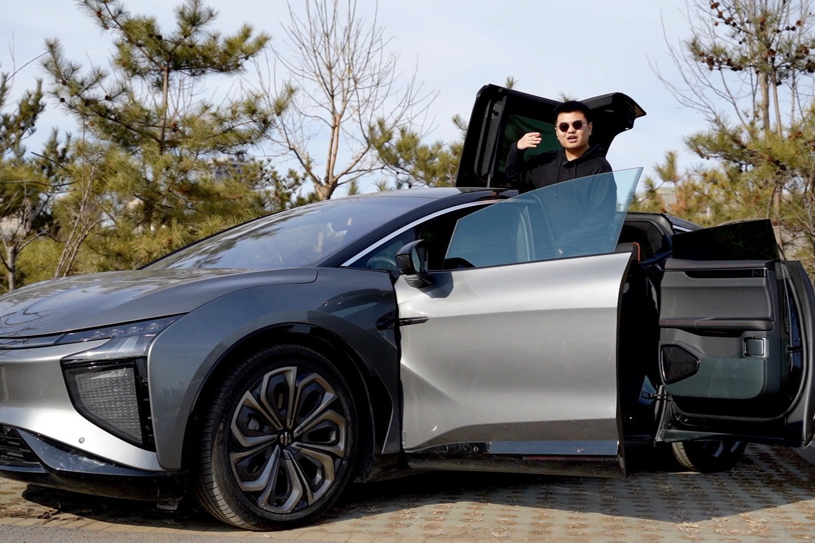 高合HiPhi X凭啥敢卖60万？国产最贵电动车到底怎么样？