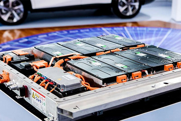 特斯拉4680电池、国轩高科半固态电池或量产，脉脉网友热议职场机遇