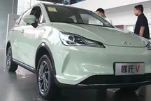 探店對(duì)比，最高351km續(xù)航，價(jià)差5千多，哪吒V與云度π1 LITE誰更值得入手