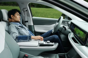 王凯携手极狐登上了芭莎男士，为极狐汽车注入新的活力和魅力