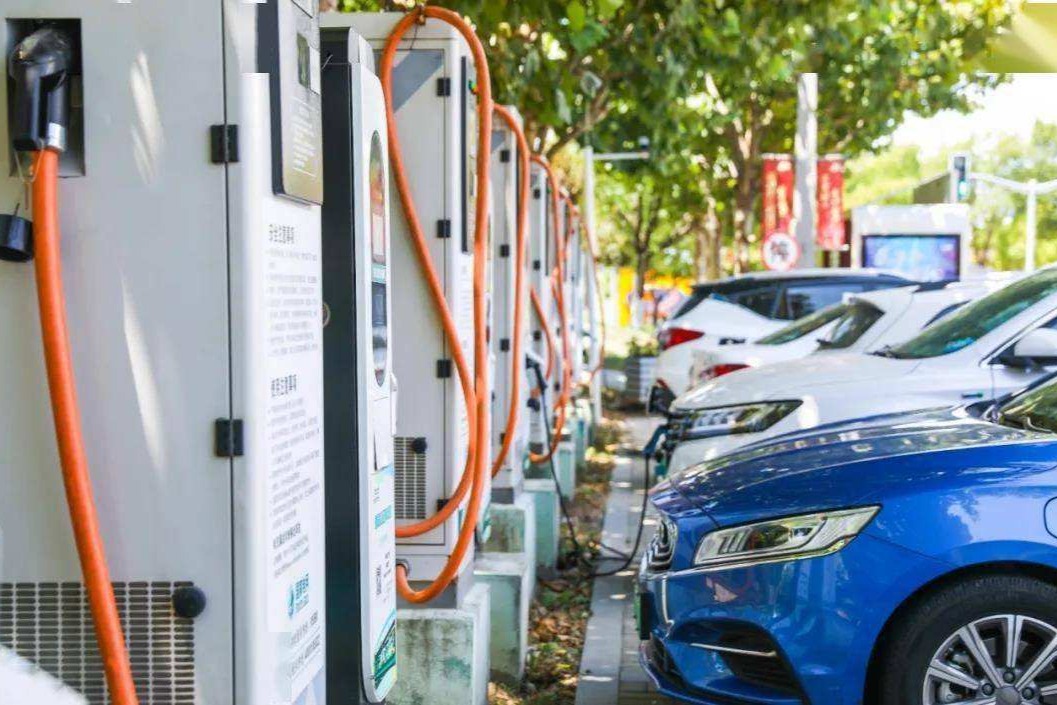 消费者崩溃，企业“卖惨”，新能源车充电难的问题到底如何解决？