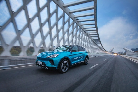 就喜欢那份踏实和靠谱，80后顾家中产男如何成为极狐车主