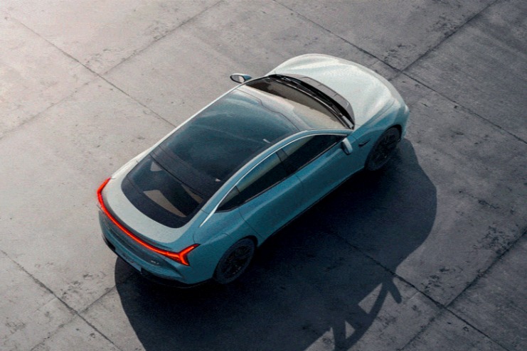 哪吒S最新配置曝光  将配全景隔热变色天幕 