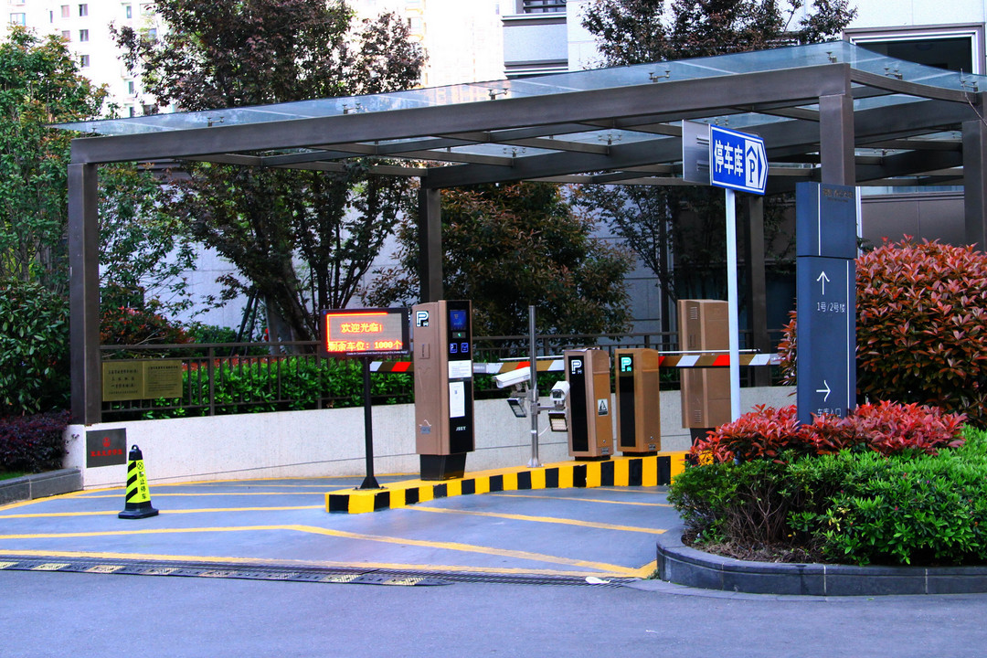 充電車位總被占怎么辦？這些地方出手了