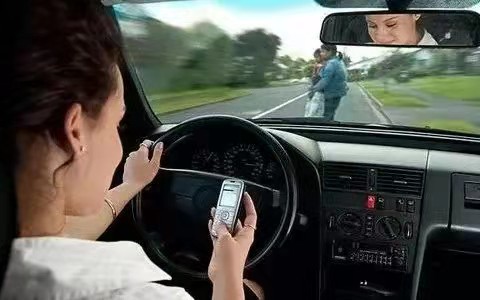 开车看手机.jpg