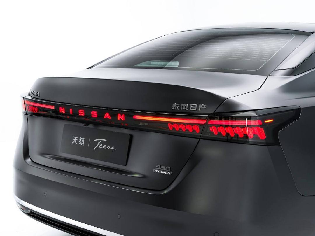 008GNReogy1i4i7inen5ij33342bax6p