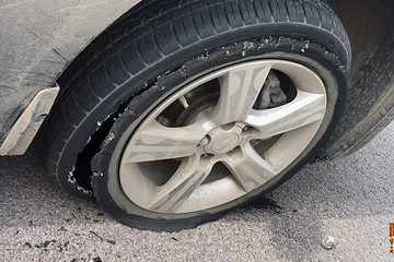 高速上爆胎了，要先喊救援還是停到應急車道？喵哥告訴你正確做法