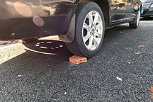 坡道停車真有必要墊板磚嗎？不墊對車有傷害嗎？喵哥實測給你看 