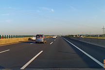 開車跑高速走哪條車道更安全？老司機(jī)多年經(jīng)驗(yàn)分享，都是干貨