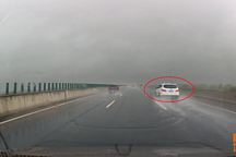 什么颜色的车跑高速最安全?喵哥趁着暴雨带你去看看,你就清楚了