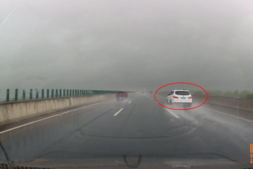 什么顏色的車跑高速最安全？喵哥趁著暴雨帶你去看看，你就清楚了