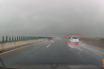 什么顏色的車跑高速最安全？喵哥趁著暴雨帶你去看看，你就清楚了