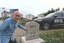 長(zhǎng)沙和岳陽(yáng)的差距，一條路就看出來(lái)了，交界處對(duì)比簡(jiǎn)直天差地別