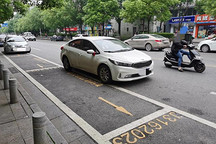 长沙奇葩的停车方式，明明有空车位却不停，为何都去占道停车？ 