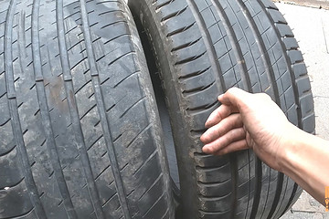 换下来的旧轮胎都去哪了？都丢给修理店了吗？很多司机不懂吃亏 