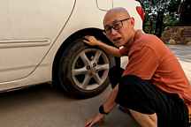 夏天車子胎壓太高，到底要不要給輪胎放氣？做錯很危險