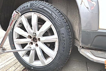 新輪胎該怎么放？前輪爆胎更危險，為何米其林卻建議放后輪 