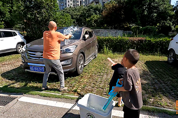汽车暴晒后泼水降温有用吗？喵哥实车演示给你看，做错很伤车