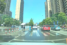 斑马线上礼让行人，但是行人不走咋办？喵哥告诉你正确方法