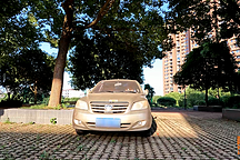 夏天車子停樹下和太陽(yáng)下暴曬，哪種更傷車？喵哥對(duì)比給你看