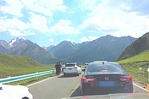 一堵车就走逆行车道，遇到这样的司机，喵哥教你一招，太解气了