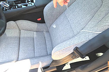 汽車真皮座椅跟織物座椅哪個好？喵哥對比給你看，你會選哪種？