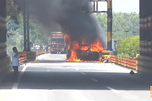雷克薩斯高速起火，路人冒險救援，只知道說三道四的鍵盤俠快閉嘴