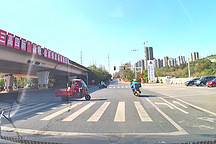 开车遇到黄灯要冲吗？究竟是踩刹车还是踩油门，老司机告诉你答案