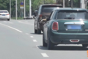 为何老有人爱开车时把手伸出窗外，有啥特殊含义吗？告诉你答案