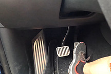 特斯拉單踏板模式廣受詬病，真的只有一個(gè)踏板嗎？喵哥告訴你真相