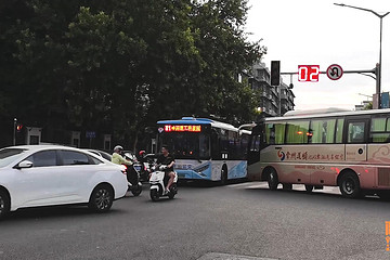 很多城市取消红绿灯读秒，它反倒加大读秒牌，效果好才是真正好