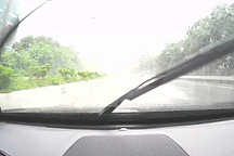 高速開車突遇暴雨注意這幾點，新手司機學(xué)學(xué)，老司機經(jīng)驗之談