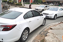 女司機(jī)逆行，被男司機(jī)堵住要求退回去，換做你，會(huì)讓她倒回去嗎