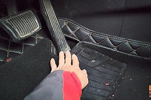 去外面洗車自己要留個心眼，不能讓洗車工這樣做，出事就來不及了