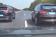 你跟車他龜速，你超車他加速，自己不走還不讓人超車，太奇葩了