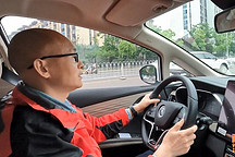 如何握方向盤才安全？這個(gè)姿勢(shì)很多司機(jī)都在用，車一碰撞手就廢了