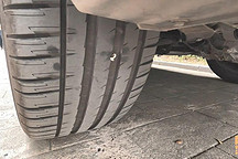 輪胎扎了可以拔釘子嗎？這才是正確處理方式，做錯(cuò)了輪胎報(bào)廢