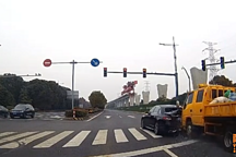 開車等紅綠燈的時候應該做什么？喵哥勸你一句，關鍵時候能救命 