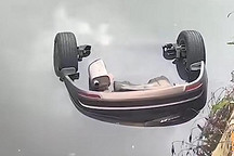 車位被占車主拒不挪車，用叉車把車丟河里去，你怎么看？