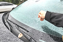 車(chē)子擋風(fēng)玻璃結(jié)冰了咋辦？這才是正確做法，做錯(cuò)了容易搞壞車(chē)