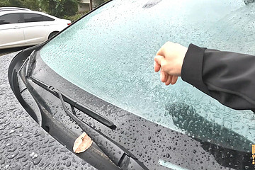 车子挡风玻璃结冰了咋办？这才是正确做法，做错了容易搞坏车