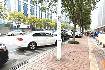 長沙奇葩的停車現(xiàn)象，不停車位偏占道停車，路邊停車收費你支持嗎
